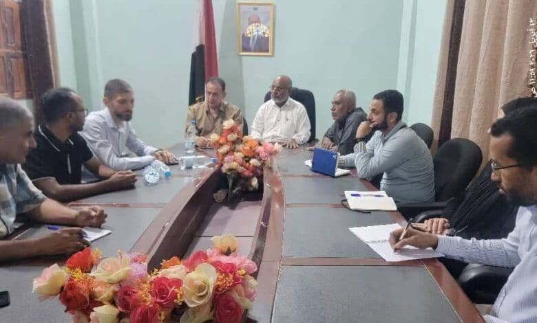 الخوخة والصليب الأحمر يناقشان تأهيل مركز الإنزال السمكي بالقطابا