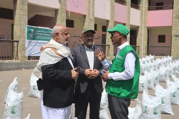 محافظ الحديدة يدشن مشروع زكاة الفطر في الحديدة بدعم من مركز الملك سلمان