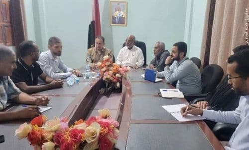 الخوخة والصليب الأحمر يناقشان تأهيل مركز الإنزال السمكي بالقطابا