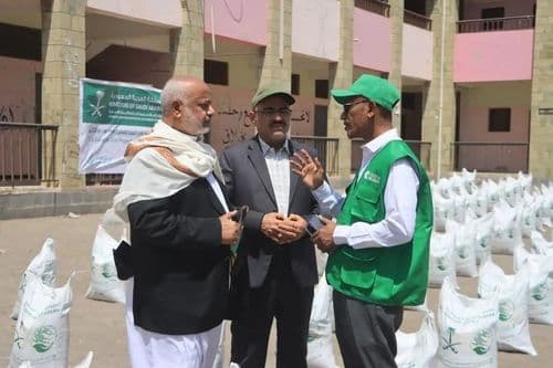 محافظ الحديدة يدشن مشروع زكاة الفطر في الحديدة بدعم من مركز الملك سلمان